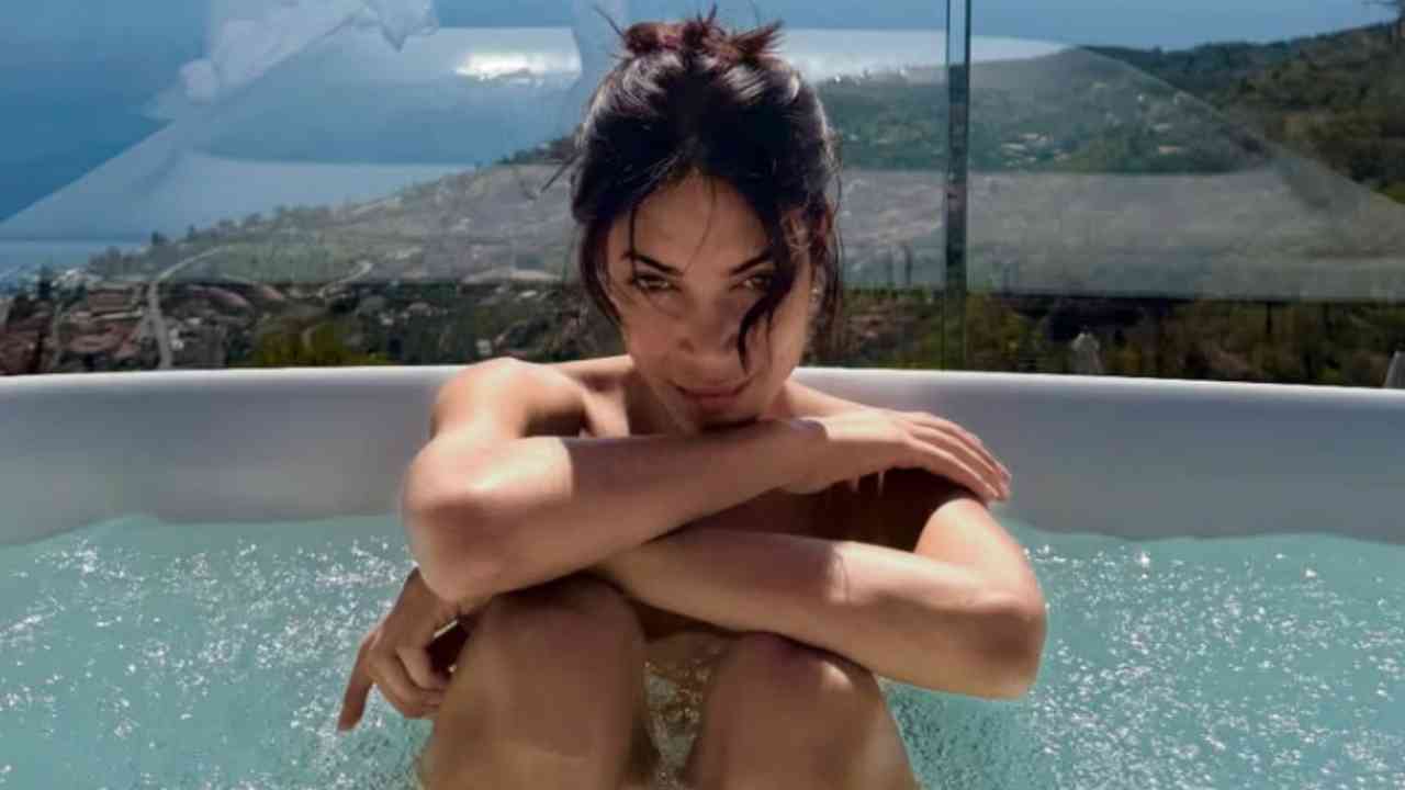 Elodie in vacanza senza veli - RicettaSprint